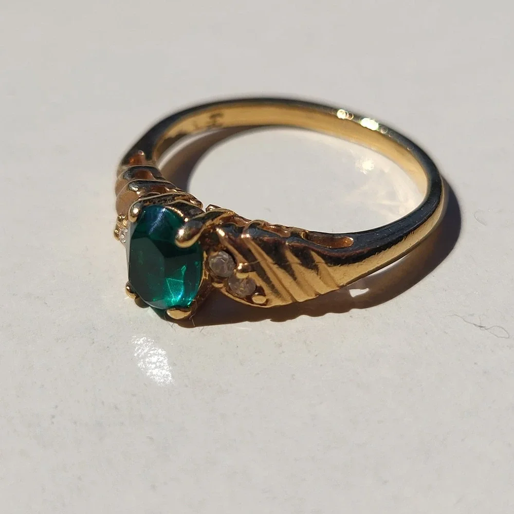 Gold Tone Green Stone Rhinestone Ring Size 9.5 Vintage Cocktail Jewelry - Picture 3 of 11